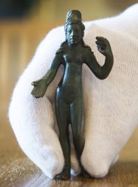 Bronzová soška se do země  dostala někdy na přelomu druhého a třetího století po Kristu.