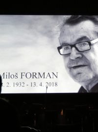Zaplněný Obecní dům vzdal poctu filmaři Miloši Formanovi