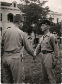 Pavel Knihař (vpravo) v uniformě Cizinecké legie na snímku z roku 1955.