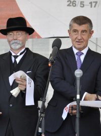 Slavnostního zahájení se zúčastnili také český premiér v demisi Andrej Babiš z hnutí ANO a slovenský předseda vlády Peter Pellegrini. Podle politiků jsou vztahy obou zemí nadstandardní.