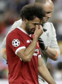 Smutný Mohamed Salah kvůli zranění opouští hřiště ve finále Ligy mistrů.