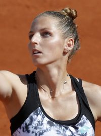 Kristýna Plíšková podává v 1. kole French Open proti Sereně Williamsové.