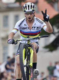 Nino Schurter baví diváky na exhibičním závodě Pražské schody.