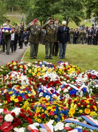 Uctění památky obyvatel obce Ležáky na Chrudimsku v původním místě této osady vyhlazené nacisty v roce 1942.