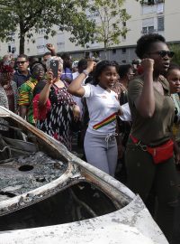 Lidé ve francouzském Nantes protestují po smrti mladého muže.