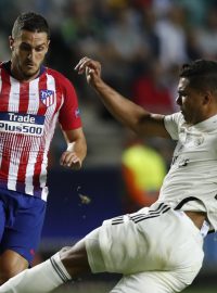 Obránce Realu Casemiro brání Kokeho z Atlética.