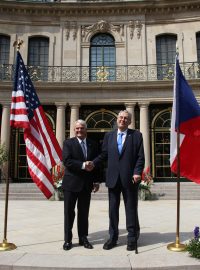 Americký velvyslanec Stephen King s prezidentem Milošem Zemanem