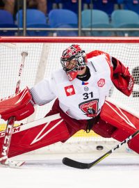 Brankář Jaroslav Pavelka z Hradce Králové dostává gól, vpravo přihlíží jeho spoluhráč Oskars Cibulskis.