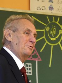 Prezident Miloš Zeman v pondělí popřál prvňáčkům v Základní škole T. G. Masaryka v pražském Břevnově, ať se brzy naučí číst.