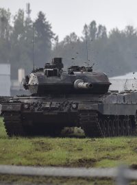 Německý tank Leopard 2 (vpravo) a český tank T-72M4CZ
