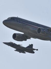 Dopravní letoun Airbus A319 (vpravo) a bojový letoun JAS-39 Gripen