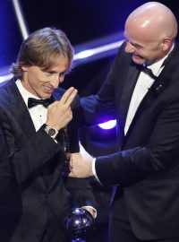 Nejlepší fotbalista roku 2018 podle FIFA Luka Modrič s předsedou Mezinárodní fotbalové federace Gianni Infantinem