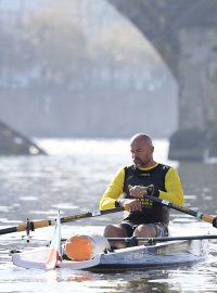 Václav Chalupa jeden, na rozdíl od ostatních veslařů, na širším a kratším mořském skifu