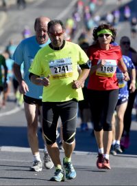 Běžci všech věkových kategorií se postavili na start 122. ročníku silničního závodu na 10 km Běchovice - Praha.