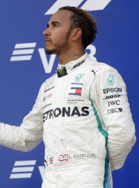 Valtteri Bottas na stupních vítězů s Lewisem Hamiltonem