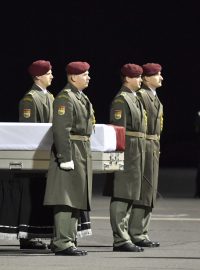 Čestná stráž nese ostatky zastřeleného vojáka Tomáše Procházky, který zemřel 22. října po útoku afghánského vojáka na základně Šindánd v afghánské provincii Herát.