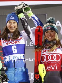 (zleva) Petra Vlhová, Mikaela Shiffrinová a Bernadette Schildová na stupních vítězů úvodního slalomu sezony Světového poháru ve finském Levi