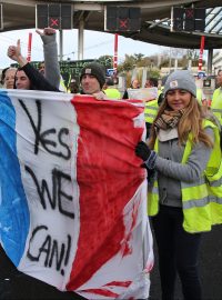 V Paříži protestují demonstranti ve žlutých vestách.