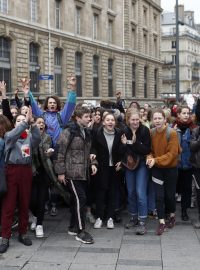 Studenti protestují proti vládní reformě a požadují demisi prezidenta