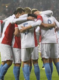 Fotbalisté Slavie se radují z gólu proti Zenitu Petrohrad.