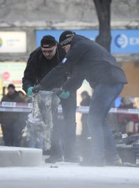 Technici zasahují na Václavském náměstí. Odnáší ohořelý oděv muže, který se v pátek pokusil zapálit.