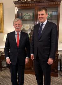 Český ministr zahraničí Tomáš Petříček jednal 21. února 2019 ve Washingtonu s poradcem prezidenta Donalda Trumpa pro otázky národní bezpečnosti Johnem Boltonem