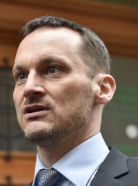 Státní zástupce Radek Mezlík hovoří s novináři před budovou Městského ředitelství Policie ČR v Příční ulici v Brně, kde se bude rozhodovat o vazbách na pět z devíti zadržených v kauze veřejných zakázek na radnici Brno-střed