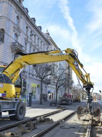 Vinohradská ulice se původně měla rekonstruovat kompletně, tedy kromě kolejí i vozovka a další části. K tomu ale prozatím nedojde