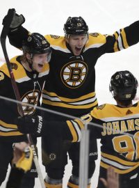 Radost hráčů Bostonu Bruins po vstřelení branky v prodloužení utkání proti Columbusu v rámci prvního zápasu druhého kola play-off