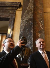 Kiska si při své návštěvě Prahy prohlédl budovu Národního muzea. Michal Lukeš (vlevo na fotografii) od něj obdržel státní vyznamenání.