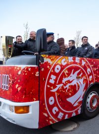 Hokejisté a členové realizačního týmu HC Oceláři Třinec při jízdě v kabrioletu městem a zdejšími železárnami v rámci oslav mistrovského titulu