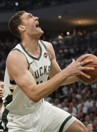 Basketbalista Milwaukee Brook Lopez (vpravo) pomohl 29 body k porážce Toronta v prvním zápase semifinále NBA