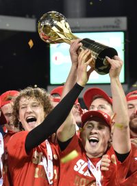 Fotbalisté Slavie s trofejí pro vítěze Mol Cupu