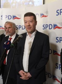 Zprava zvolený europoslanec Hynek Blaško, předseda hnutí Tomio Okamura a lídr kandidátky Ivan David