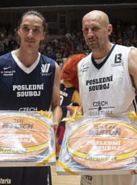 Exhibiční basketbalové utkání Poslední souboj hraný jako rozlučka Luboše Bartoně (vpravo) a Jiřího Welsche