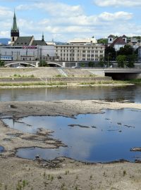 Nízký stav řeky Labe při průtoku Ústí nad Labem (ilustrační foto)