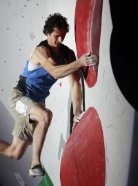 Tři čeští reprezentanti postoupili do semifinále mistrovství světa v lezení na obtížnost. Obhájce stříbra Adam Ondra v kvalifikaci obsadil desátou příčku