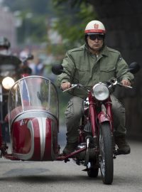 Stovky motocyklů Jawa z různých období dorazily do výrobního závodu v Týnci nad Sázavou na Benešovsku na oslavy 90 let značky