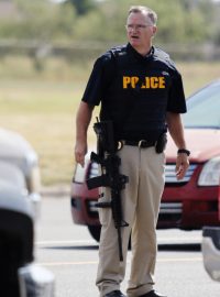 Pět mrtvých a 21 zraněných včetně tří policistů si vyžádal sobotní střelecký útok na západě Texasu ve Spojených státech