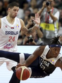 Američan Myles Turner (vpravo) v pádu během utkání se Srbskem na mistrovství světa.