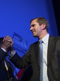 Demokratický kandidát Andy Beshear zvítězil ve volbách guvernéra ve státě Kentucky, který je považován za tradiční baštu republikánů.
