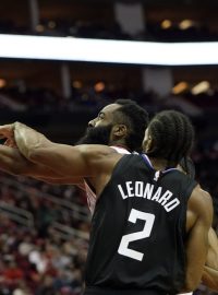 Kawhi Leonard (v černém) brání ve vystřelení Jamesovi Hardenovi