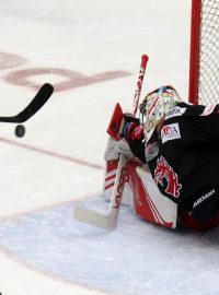 Utkání 24. kola hokejové extraligy mezi HC Oceláři Třinec - HC Dynamo Pardubice v Třinci. Na snímku brankář Třince Petr Kváča (vpravo).