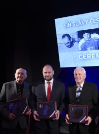 Do Síně slávy českého hokeje byli uvedeni čtyři noví členové. (zleva) masér Miroslav Harry Martínek, Jiří Šlégr, Milan Hejduk starší, který převzal ocenění za svého syna a Radoslav Svoboda.