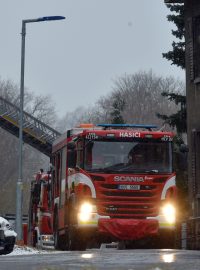 Hasičský záchranný sbor při zásahu u požáru domova se zvýšenou péčí ve Vejprtech.