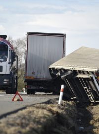 Převrácený přívěs nákladního auta u Uherského Brodu během orkánu Sabine