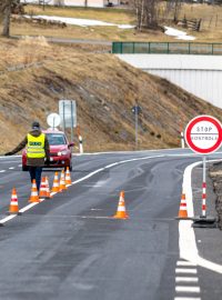 Policie kontroluje vozidla projíždějící česko-německým hraničním přechodem Cínovec/Altenberg, jehož provoz je omezen kvůli hrozbě koronaviru. Využít ho smějí pouze takzvaní pendleři, tedy lidé dojíždějící přes hranice za prací