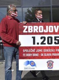 Předseda představenstva fotbalového klubu Zbrojovka Brno Václav Bartoněk (vlevo) a bývalý fotbalista Petr Švancara (uprostřed) předali 7. května 2020 řediteli Fakultní nemocnice Brno Jaroslavu Štěrbovi (vpravo) na boj s pandemií nového koronaviru šek na více než milion korun.