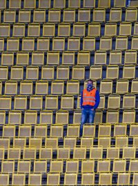 Podavač míčů na prázdné tribuně během zápasu Teplice - Liberec