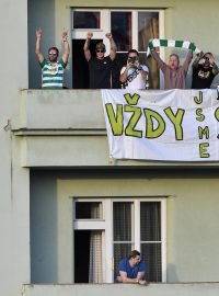 Příznivci Bohemians na balkónech